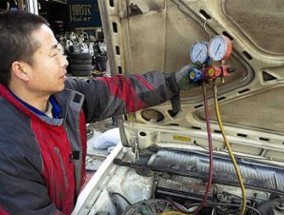 汽车空调加氟操作流程详解（汽车空调加氟的步骤和注意事项）