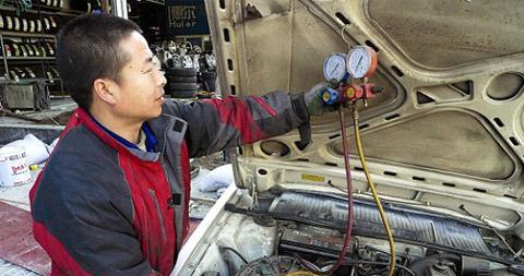 汽车空调加氟操作流程详解（汽车空调加氟的步骤和注意事项）  第1张